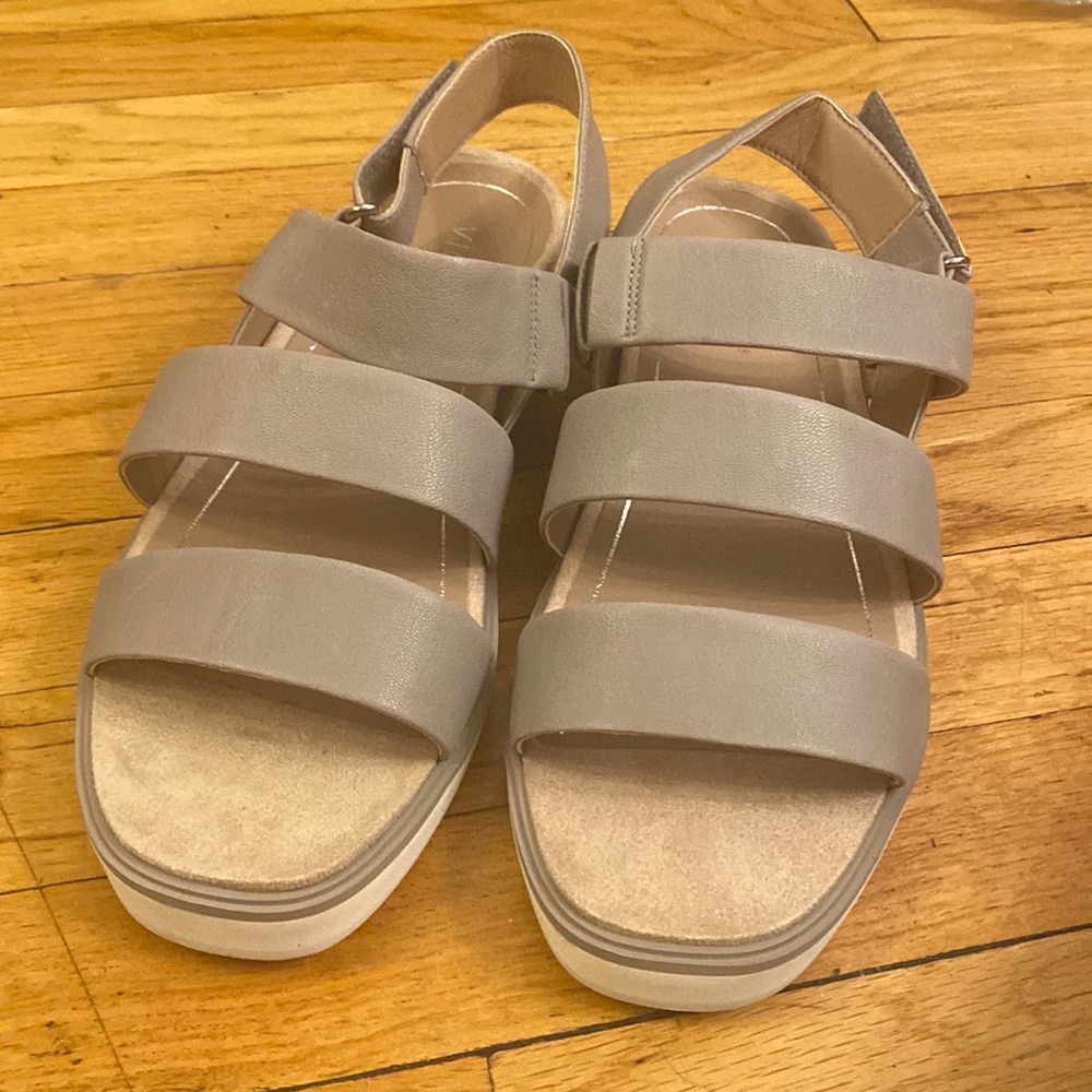 Never worn orthopedic Vionic sandals
